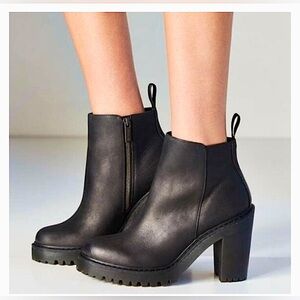 Dr. Martens Magdalena Heeled Zip Lug Sole Leather Ankle Boot
